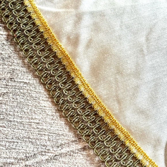 Vintage floral embroidered cream round tablecloth gold accent fringed 71.5” - Picture 3 of 9